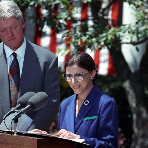 Ruth Bader Ginsburg mentre accetta ufficialmente la nomina del presidente Bill Clinton a giudice della Corte Suprema il 14 giugno 1993.