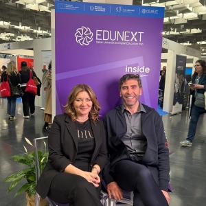 Il prof. Giorgio Mori, e la prof.ssa Daniela Dato, presso lo stand di EDUNEXT, Next Education Italia, la rete italiana per l’innovazione della formazione digitale