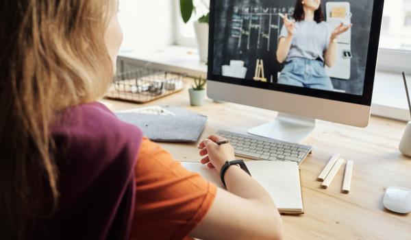 Ragazza davanti a una lezione al computer