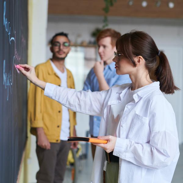 Studentessa alla lavagna