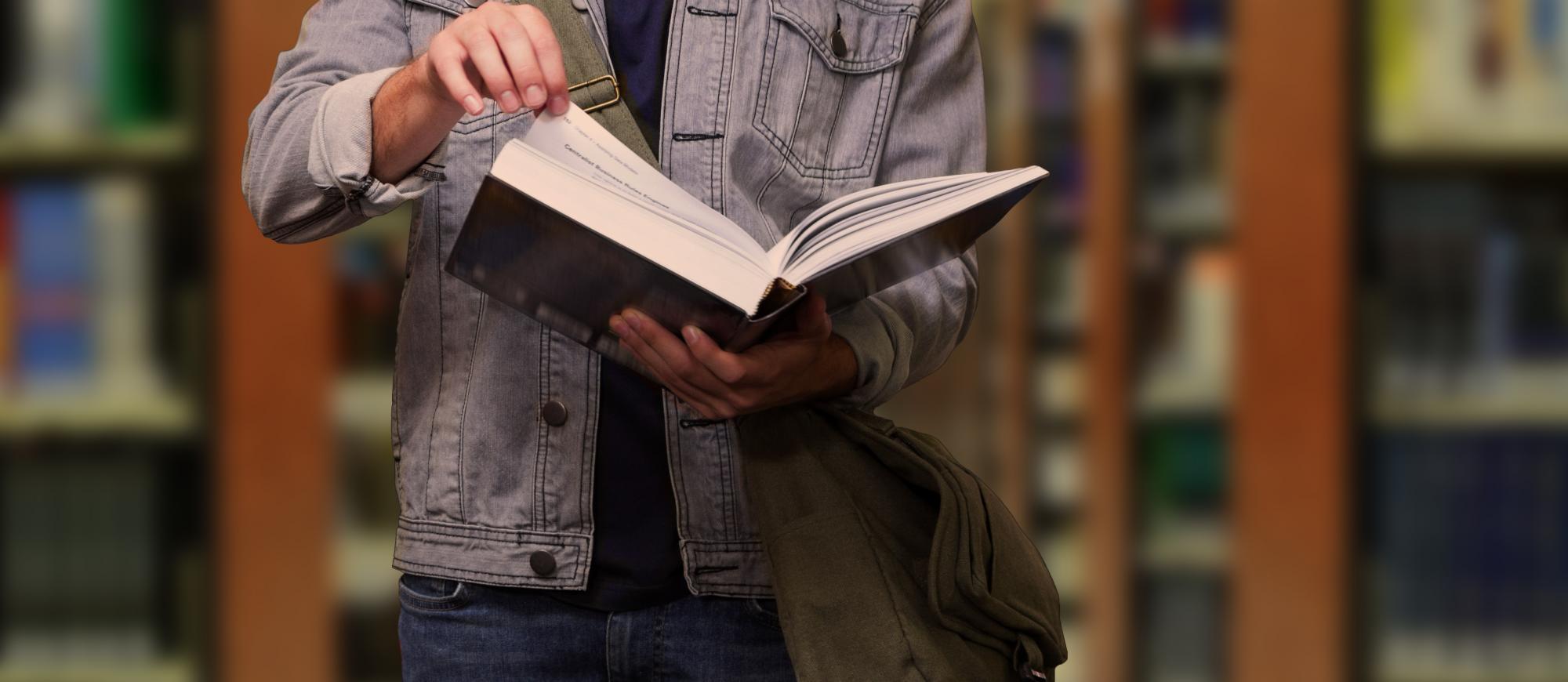 Ragazzo con libro in mano